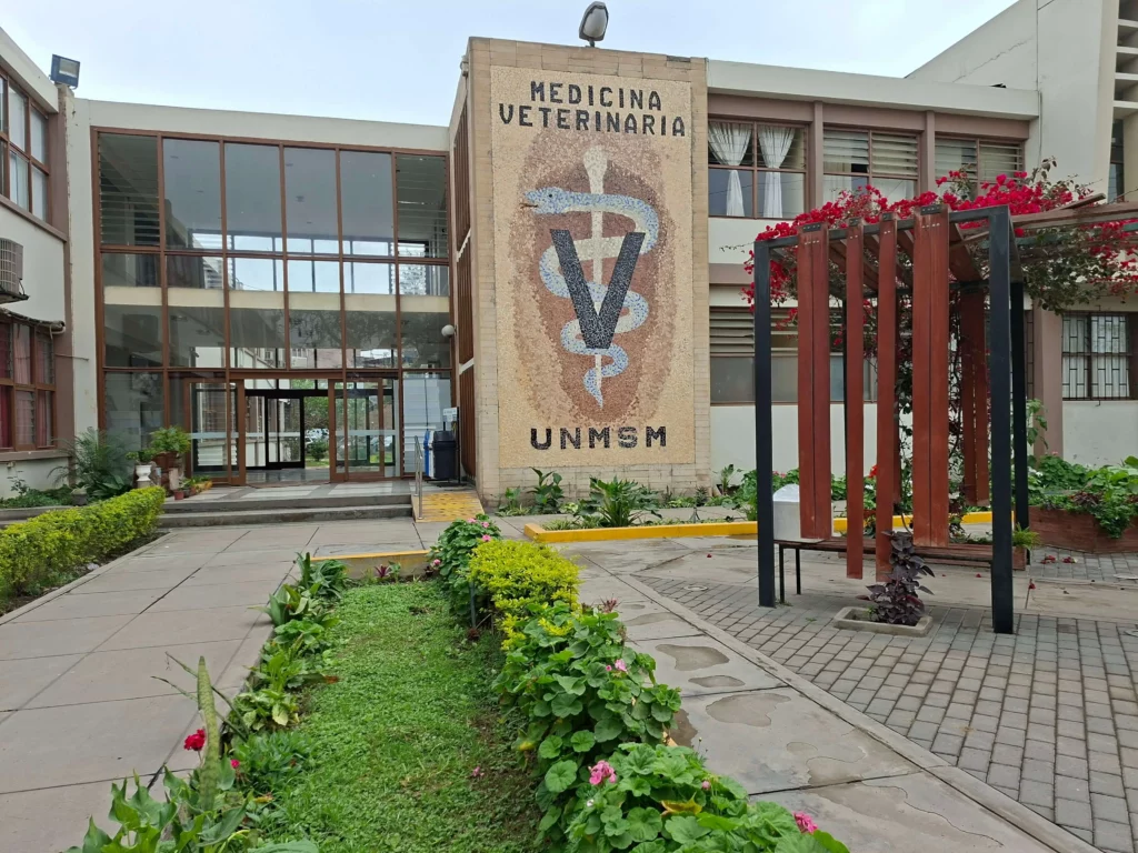 Fachada principal de la Facultad de Medicina Veterinaria UNMSM con el logo institucional